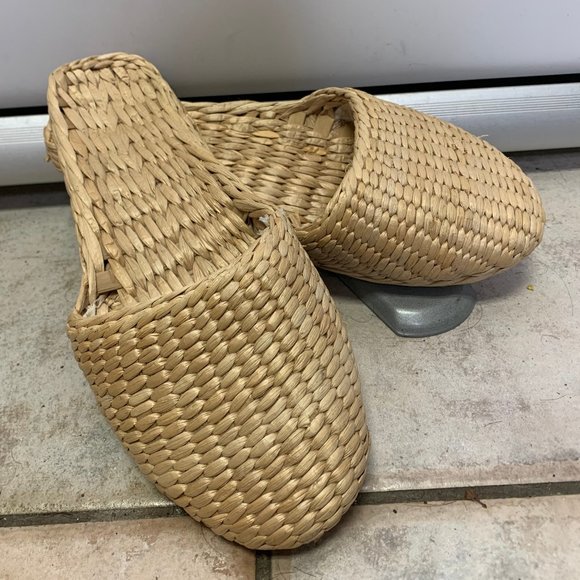 1950s Tan Wicker Closed-Toe Sandals - Picture 2 of 3